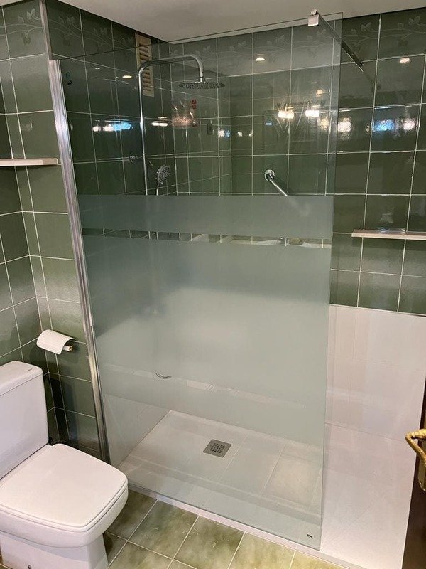 Cambio de bañera por plato de ducha antideslizante en vivienda unifamiliar de El Viso, Villalbilla