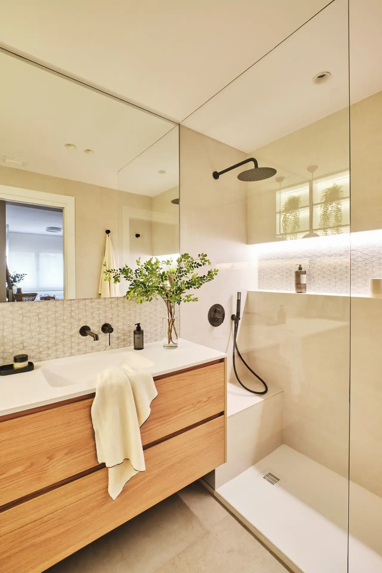 Empresa de reformas de baños en Los Hueros y Corredor del Henares Reforma integral de baño moderno en chalet de Los Hueros junto a El Viso