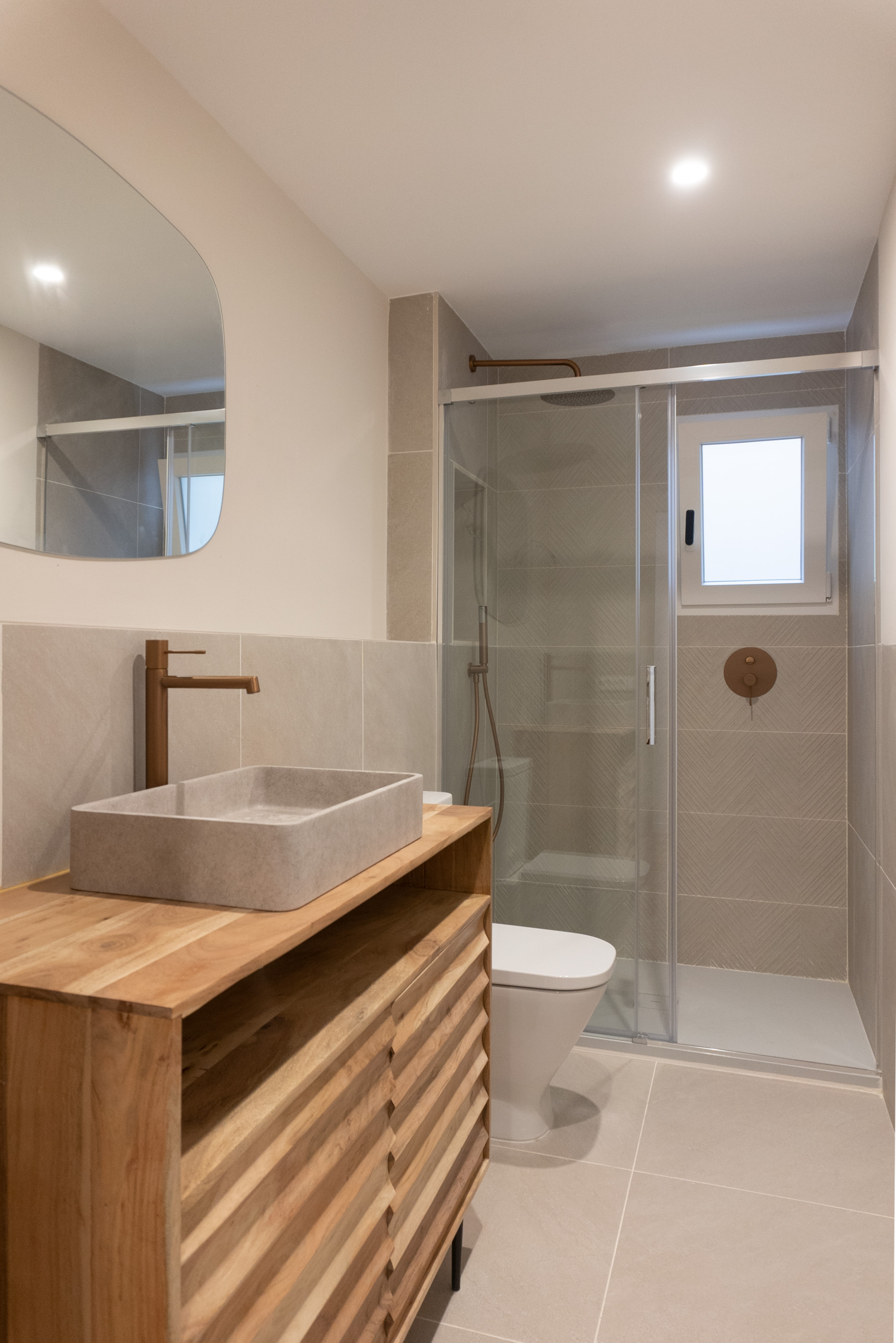 Empresa de reformas de baños en Villalbilla y Corredor del Henares Reforma integral de baño moderno en chalet unifamiliar de El Viso, Villalbilla