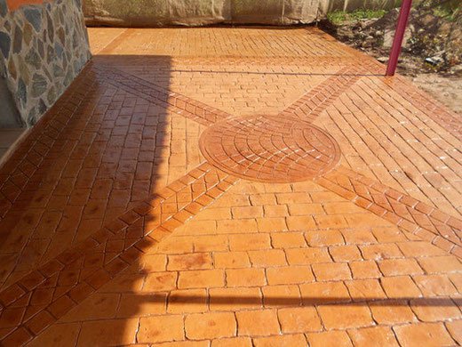 Instalación de pavimento de hormigón impreso en chalet residencial de Alcorcón, Zona Sur de Madrid (A-5 y M-50)