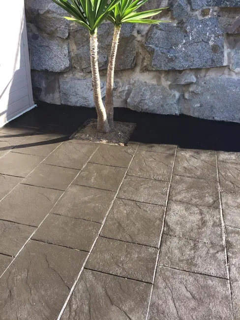 Instalación de pavimento de hormigón impreso en chalet residencial de Collado Villalba, Sierra de Guadarrama
