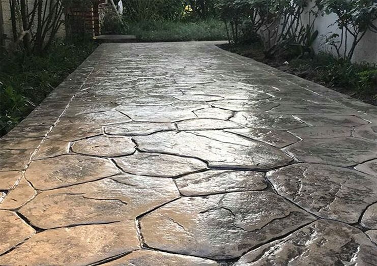 Instalación de pavimento de hormigón impreso en chalet residencial de Parla Este, Zona Sur de Madrid (A-42 y M-408)