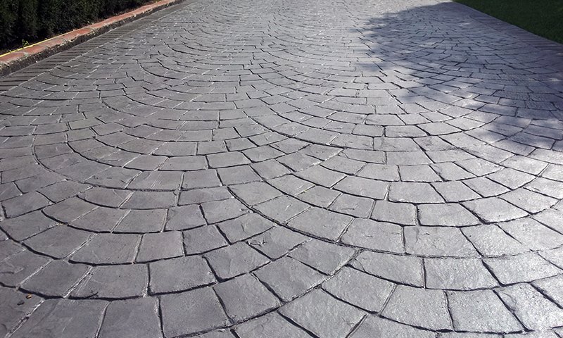 Instalación de pavimento de hormigón impreso en chalet residencial de Pozuelo de Alarcón