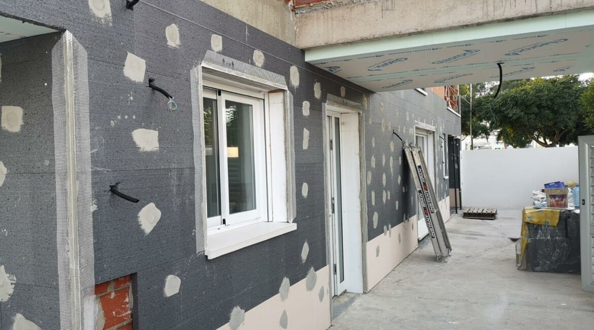 Instalación de aislamiento SATE en fachada de Madrid