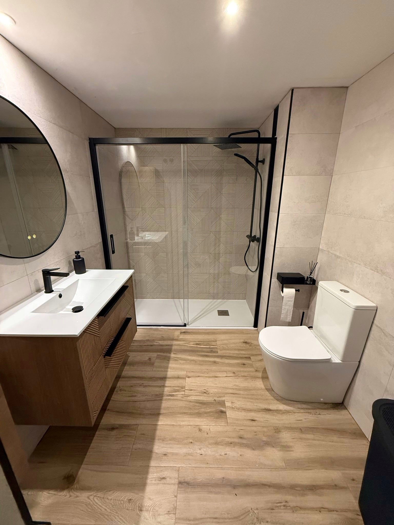 Reforma integral de baño moderno en chalet unifamiliar de Nuevo Baztán en la urbanización Eurovillas