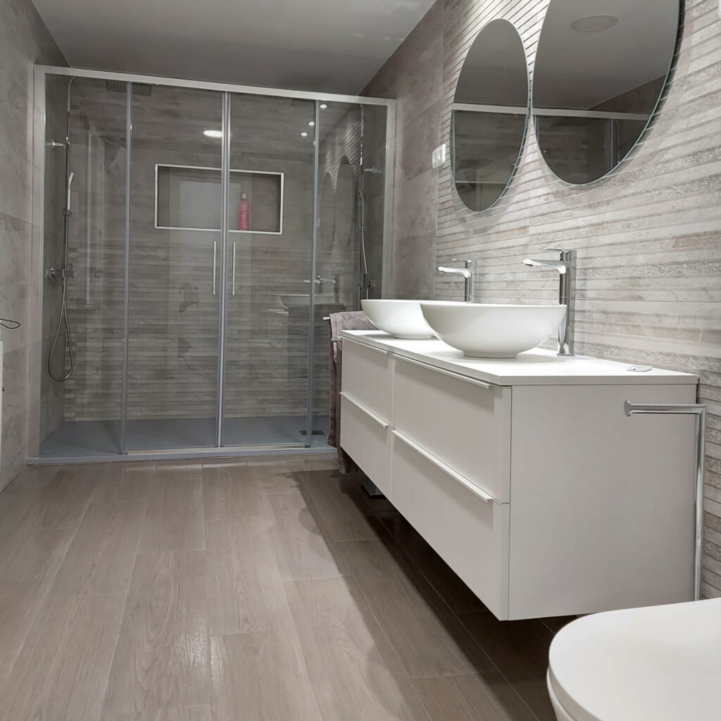 instalación de mampara y cambio de bañera por plato de ducha en barajas